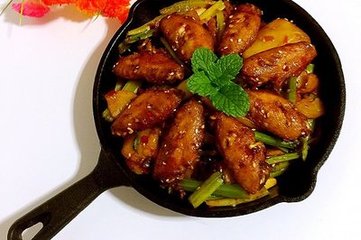 “干锅鸡翅”的家常做法，麻辣鲜香，好吃到舔盘子